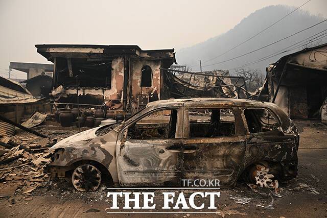 의성 산불이 발생한지 5일째를 맞은 26일 오전 전날 번진 산불에 경북 영덕군 지품면 수암리 일대 마을에 차량이 불에 타 흔적만 남아 있다. /영덕=박헌우 기자