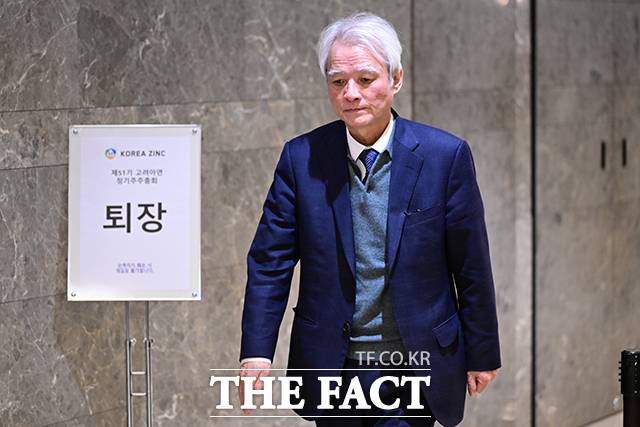 강성두 영풍 사장이 28일 오전 서울 용산구 몬드리안 호텔에서 열린 제51기 고려아연 정기주주총회 중 잠시 총회장을 나서고 있다. /남윤호 기자