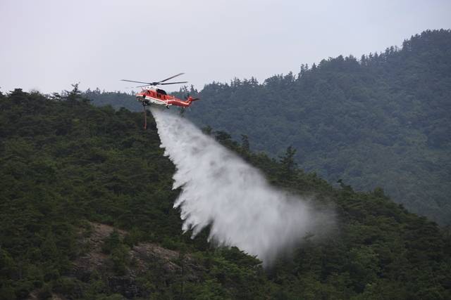 한국항공우주산업(KAI)은 전국에서 발생한 대형 산불 피해 복구와 주민 지원을 위해 성금 3억원을 기부했다고 28일 밝혔다. 산불 진화 임무 수행 중인 수리온 산림헬기. /KAI