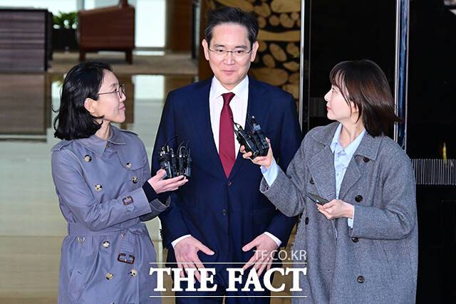 이재용 삼성전자 회장이 중국 베이징에서 시진핑 중국 국가주석과의 면담을 마친 후 28일 오후 서울김포비지니스항공센터로 귀국하고 있다. /김포국제공항=남윤호 기자