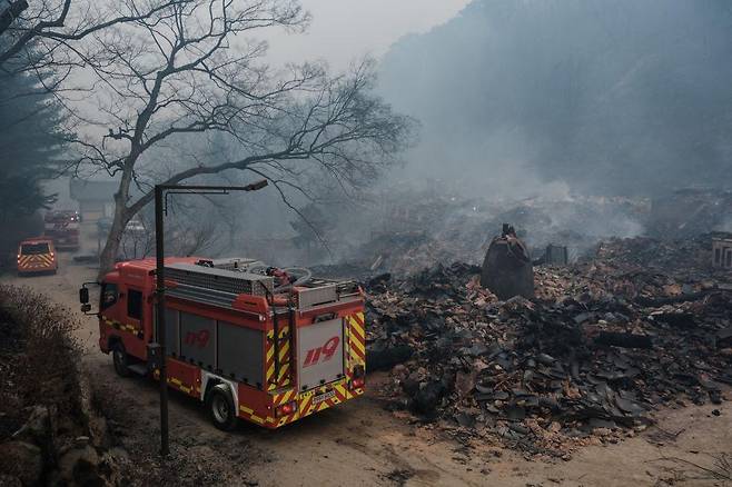 25일에는 천년고찰 고운사가 화마에 전소했다