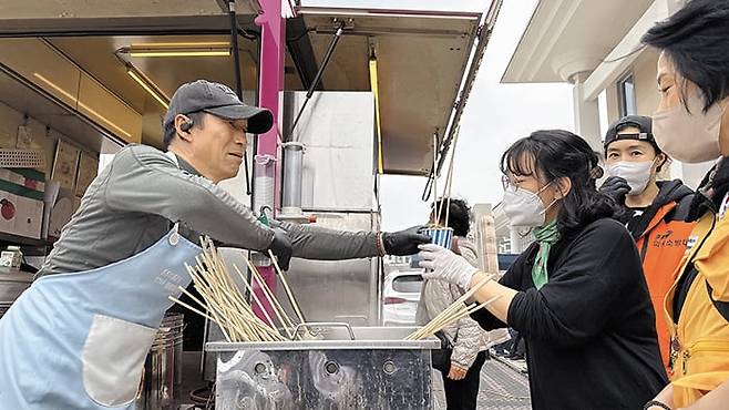따뜻한 ‘어묵 나눔’ - 27일 오후 경북 영양군 군민회관 앞에서 이재민 등에게 어묵을 무료로 나눠주고 있는 최민우(왼쪽)씨. /구동완 기자
