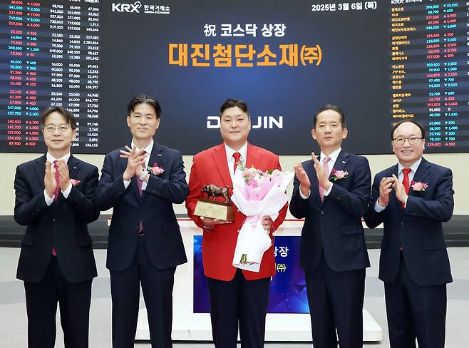 6일 서울 영등포구 한국거래소에서 열린 대진첨단소재 코스닥시장 상장기념식에서 관계자들이 상장기념패 전달 후 기념 촬영하고 있다. 왼쪽부터 김대영 한국IR협의회 부회장, 민경욱 한국거래소 코스닥시장본부장, 유성준 대진첨단소재(주) 대표이사, 강성범 미래에셋증권 부사장, 강왕락 코스닥협회 부회장. /한국거래소 제공