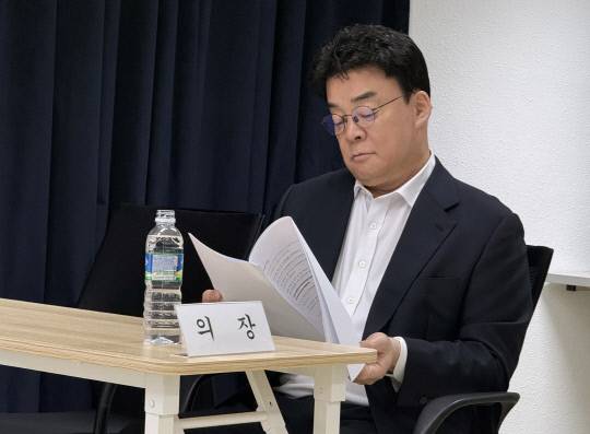 백종원 더본코리아 대표가 28일 스페이스쉐어 강남역센터에서 열린 정기 주주총회에서 자료를 살펴보고 있다. 연합뉴스