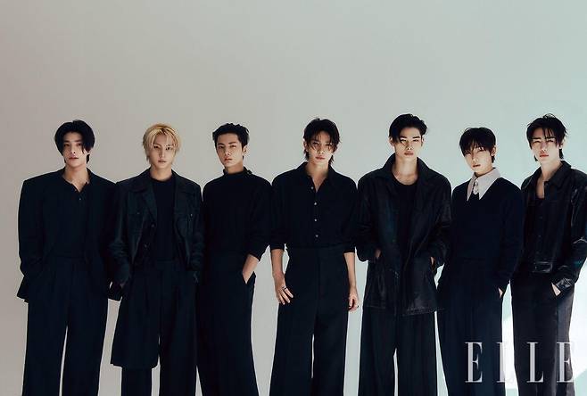 (왼쪽부터) 제이크가 입은 팬츠는 Junya Watanabe Man. 블랙 블레이저와 이너 웨어로 입은 니트 톱은 모두 스타일리스트 소장품. 정원이 입은 이너 웨어 블랙 톱은 J00pak. 블랙 팬츠는 Aemmule. 블랙 레더 재킷은 스타일리스트 소장품. 제이가 입은 터틀넥 톱은 Zagae. 팬츠는 Ami. 희승이 왼손 중지에 낀 로즈골드 누도 쁘띠 링은 Pomellato. 셔츠는 Youth. 팬츠는 Ych. 니키가 입은 팬츠는 Youth. 레더 코트와 블랙 슬리브리스 톱은 모두 스타일리스트 소장품. 선우가 입은 셔츠는 Münn. 팬츠는 Kimhe¯kim. 브이넥 니트는 스타일리스트 소장품. 성훈이 입은 재킷은 Fellin Studio0. 이너 웨어 톱은 Recto. 팬츠는 스타일리스트 소장품.