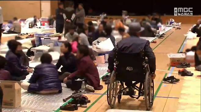 1000065132.jpg [산불] 돗자리 하나 깔려있는 영덕 대피소 모습