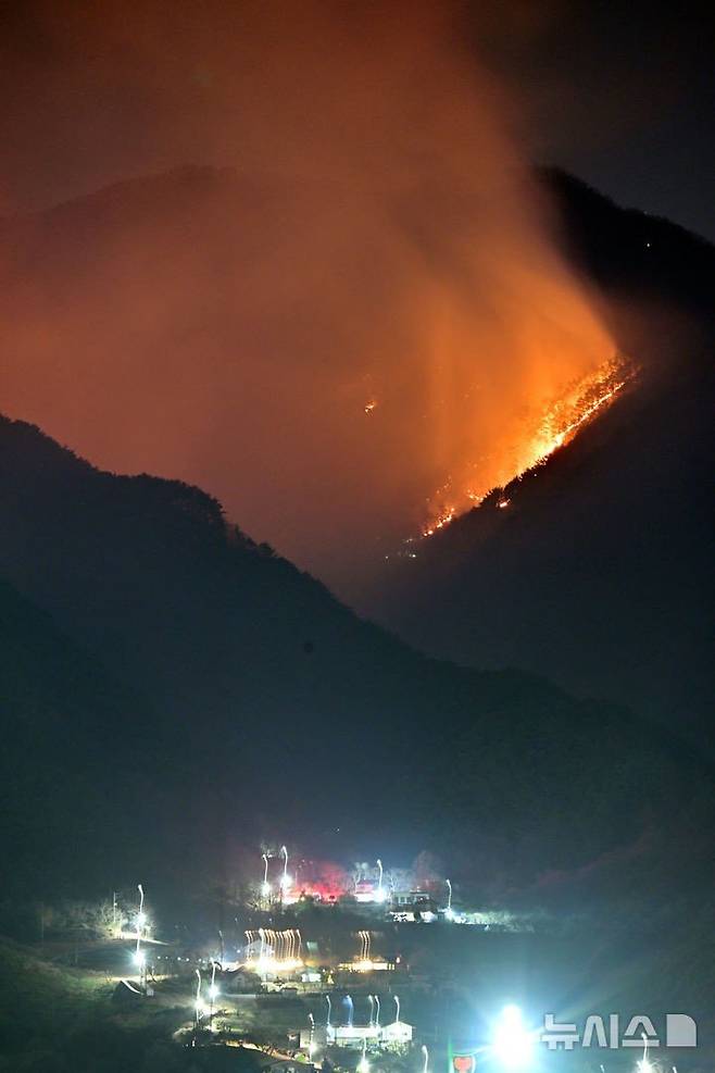 산청 산불 되살아날라…1030여명 투입 야간 방화선 구축