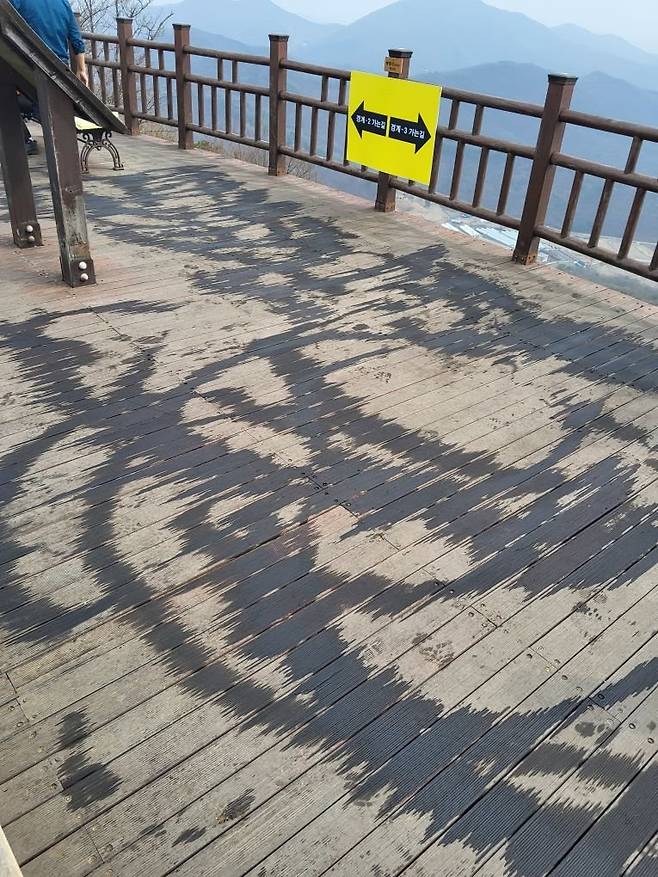 경기 화성시 태행산 정상 데크에 인화물질이 뿌려져 있는 모습/사진=경기도소방재난본부 제공, 뉴스1