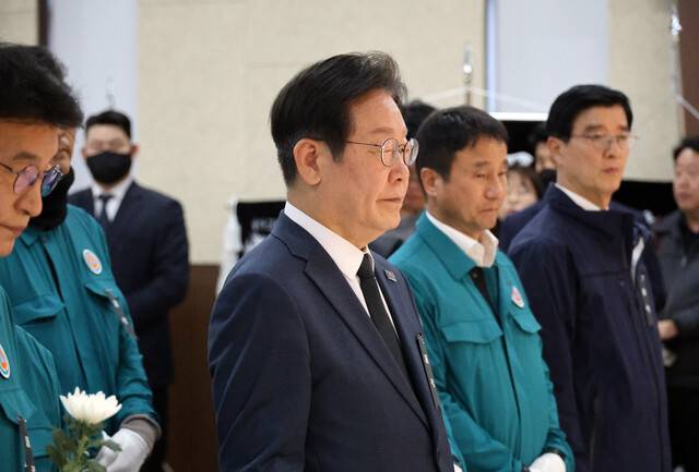 이재명 더불어민주당 대표와 의원들이 27일 오후 의성 산불을 진화하다 헬기 추락사고로 희생된 고 박현우 기장의 분향소가 마련된 의성군청소년문화의집 다목적 강당을 찾아 헌화하고 있다. 연합뉴스