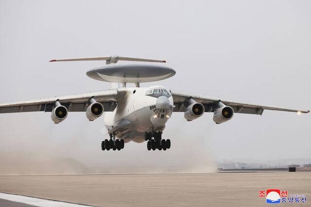 김정은 북한 국무위원장이 지난 25~26일 무인항공기술연합체와 탐지전자전연구집단의 국방과학연구사업을 지도했다고 조선중앙통신이 지난 27일 보도했다. 사진은 북한이 처음으로 공개한 공중조기경보통제기로 보이는 항공기. 조선중앙통신 연합뉴스