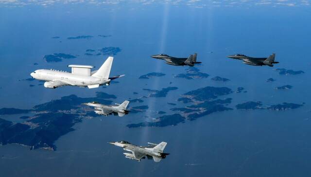 북한이 지난 27일 조기경보기 사진을 공개하자 합동참모본부는 이날 “둔중하고 요격에 취약할 것”이라고 분석했다. 북한의 전투기가 대부분 낡아서 최신 전투기로 무장한 한국과 미국 공군에 맞서 유사시 조기경보기를 엄호하기 어렵다는 것이다. 지난 2022년 1월1일 당시 서욱 국방부 장관이 탑승한 공군 조기경보통제기 피스아이(E-737·왼쪽)가 에프(F)-15케이(K)와 케이에프(KF)-16 전투기들의 엄호를 받으며 서해 상공을 비행하고 있다. 국방부 제공