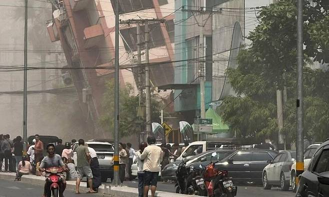 28일 미얀마 강진으로 미얀마 제2의 도시 만달레이에서 건물이 완전히 기운 모습. 독자 제공