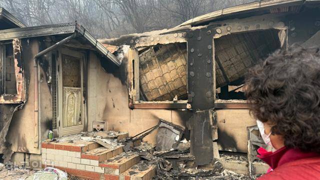 27일 경북 청송읍 파천면에서 한 이재민이 화재에 초토화된 마을을 허망히 둘러보고 있다. 청송=문지수 기자