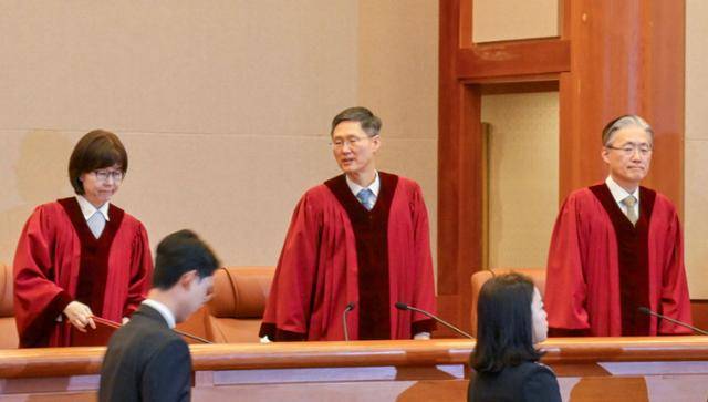 문형배(가운데) 헌법재판소장 권한대행과 이미선(왼쪽) 재판관이 27일 서울 종로구 헌법재판소에서 열린 3월 헌법소원 심판 등 일반 사건 선고에 참석하고 있다. 사진공동취재
