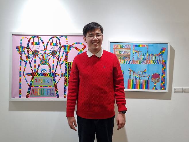 작품과 함께 서 있는 이은수 작가/사진=이해림 기자