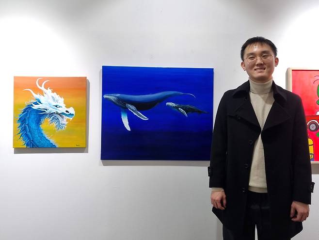 작품과 함께 서 있는 김태환 작가/사진=이해림 기자