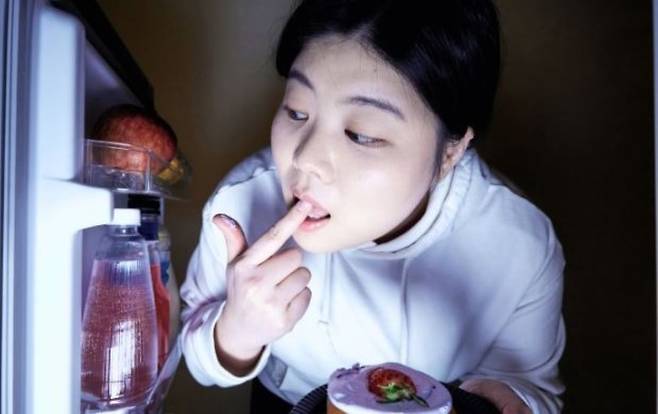 야식 증후군은 아침과 점심에는 식욕이 없어 적게 먹다가, 저녁이 되면 몰아서 식사하는 증상이다./사진=게티이미지뱅크