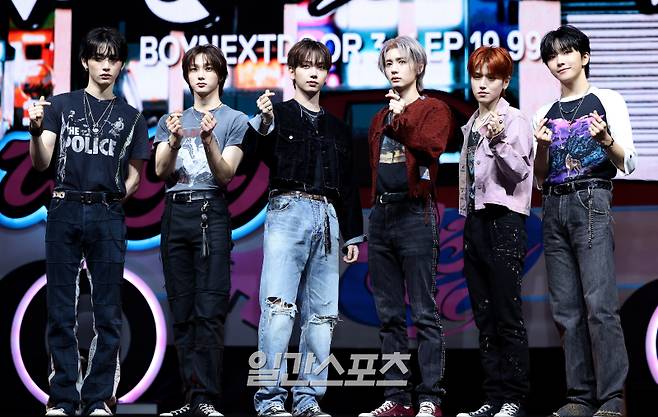 그룹 보이넥스트도어의 미니 3집 '19.99' 발매기념 미디어 쇼케이스가 9일 오후 서울 용산구 블루스퀘어에서 열렸다. 멤버들이 포토타임동안 포즈를 취하고 있다. 앨범 타이틀인 ‘19.99’는 내년에 스무 살이 되는 운학을 비롯해 이제 막 20대에 들어선 멤버들이 스무 살이 되기 직전을 의미하는 19.99세의 치열한 고민과 생각을 담았다. 타이틀곡 '나이스가이(Nice Guy)' 포함한 이번 앨범은 6일 기준 전작 ‘HOW?’ 대비 약 42% 상승한 81만 525장으로 집계돼 보이넥스트도어의 폭발적인 성장세를 증명하고 있다. 김민규 기자 mgkim1@edaily.co.kr /2024.09.09/