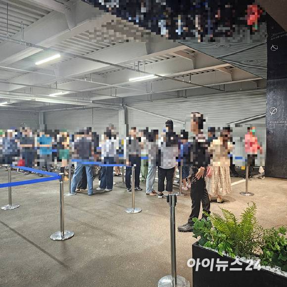 서울 한 아파트 청약을 앞두고 견본주택 방문객들이 입장을 기다리고 있다. [사진=이효정 기자 ]