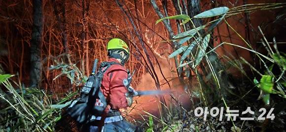 지난 27일 오후 경상남도 산청군 시천면 내원리 산 일대에서 산불 진화대원이 산불을 진화하고 있다.  [사진=독자 제공]