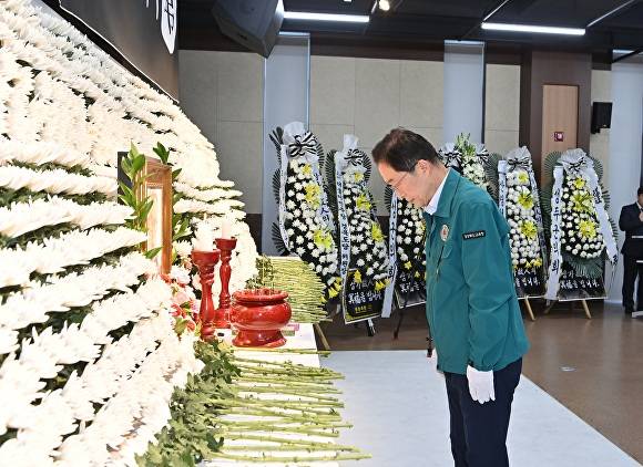 28일 임종식 경북교육감이 의성군청소년문화의집에 마련된 산불 진화 헬기 추락 희생자 고(故) 박현우 기장의 분향소를 찾아 조문하고 있다. [사진=경북교육청]
