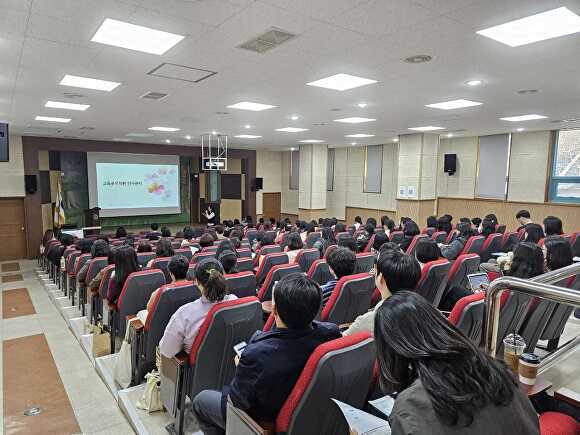 오늘 자란초등학교 시청각실에서 관내 공립학교·교육지원청 교육공무직원 업무담당자 100명을 대상으로 ‘2025년 교육공무직 인사·복무 업무 담당자 역량강화 연수’를 하고 있다. [사진=평택교육지원청]