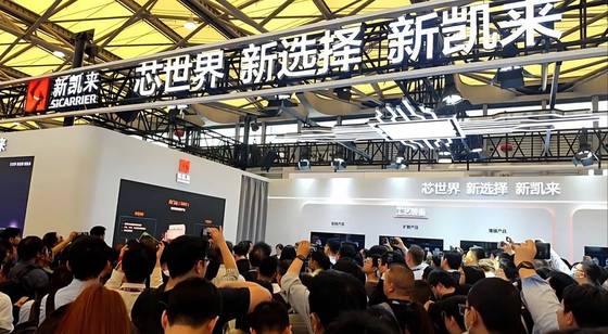 중국 상하이에서 열린 ‘세미콘 차이나’에 꾸려진 사이캐리어의 전시관 모습. 제품 설명회를 듣기 위한 중국 반도체 관계자들 북적이고 있다. [사진 독자]