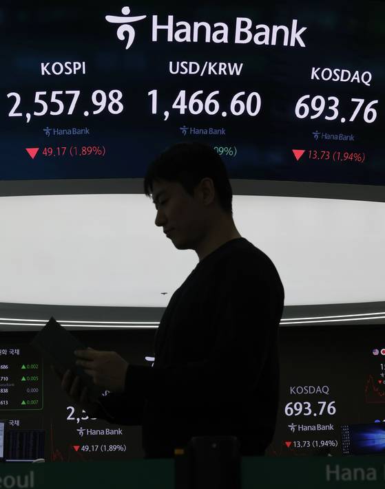 코스피가 전 거래일보다 49.17포인트(1.89%) 하락한 2557.98로 장을 마친 28일 서울 중구 하나은행 딜링룸에서 딜러들이 업무를 보고 있다. 코스닥 지수는 전 거래일보다 13.73포인트(1.94%) 하락한 693.76에 장을 마쳤다. 뉴시스.