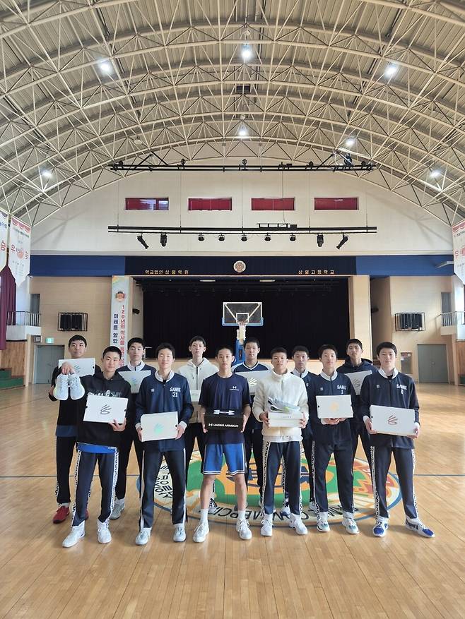 ▲매산초, 삼일중, 삼일고 농구부 선수들은 최근 이현중으로부터 농구화를 선물 받았다. 
