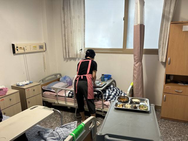 ▲ 27일 양구지역 한 요양보호시설에서 보호사가 식사제공을 돕고 있다.  박재혁
