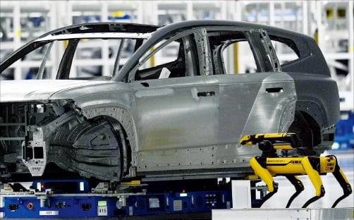 현대차그룹 계열사 보스턴다이내믹스가 제작한 4족 보행 로봇 ‘스폿’이 생산라인을 점검하고 있다. /AP연합뉴스