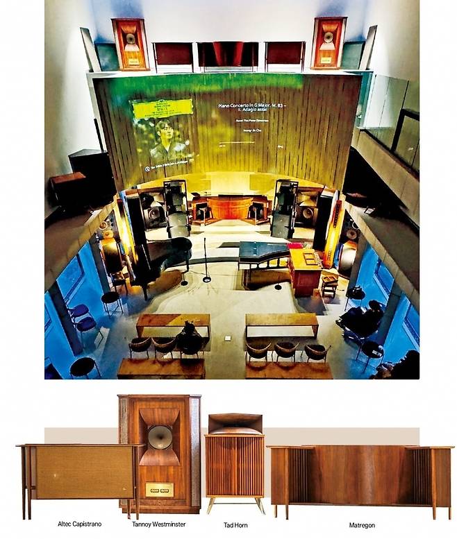 지난 15일 경기 양평군 모던 클로이스터에서 조성진의 ‘라벨 피아노 전곡집’이 흘러나오고 있다.  /김보라 기자