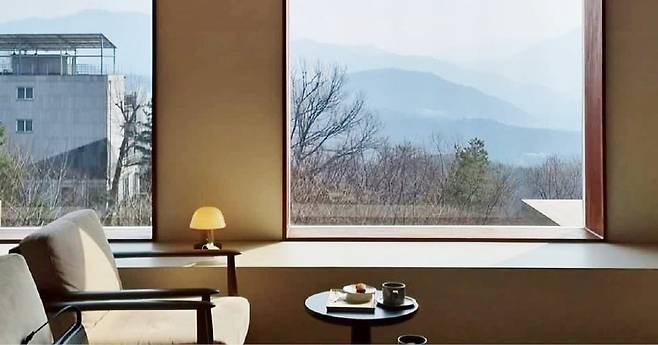 눈 덮인 겨울 산을 바라보며 음악과 함께 커피를 마시다보면 마치 자연에서 음악을 듣고 있는 착각을 하게 된다. 써라운드는 산과 음악, 커피에 둘러싸이는 경험을 제공한다.  /조동균 기자