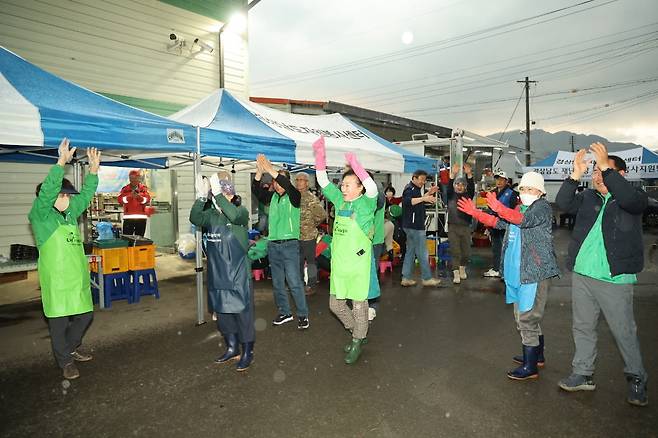 경남 산청·하동 산불 일주일째인 27일 오후 산청군 시천면 곶감유통센터에 마련된 산불현장통합지휘본부에서 자원봉사자들이 기다리던 단비에 환호하고 있다./사진=산청군