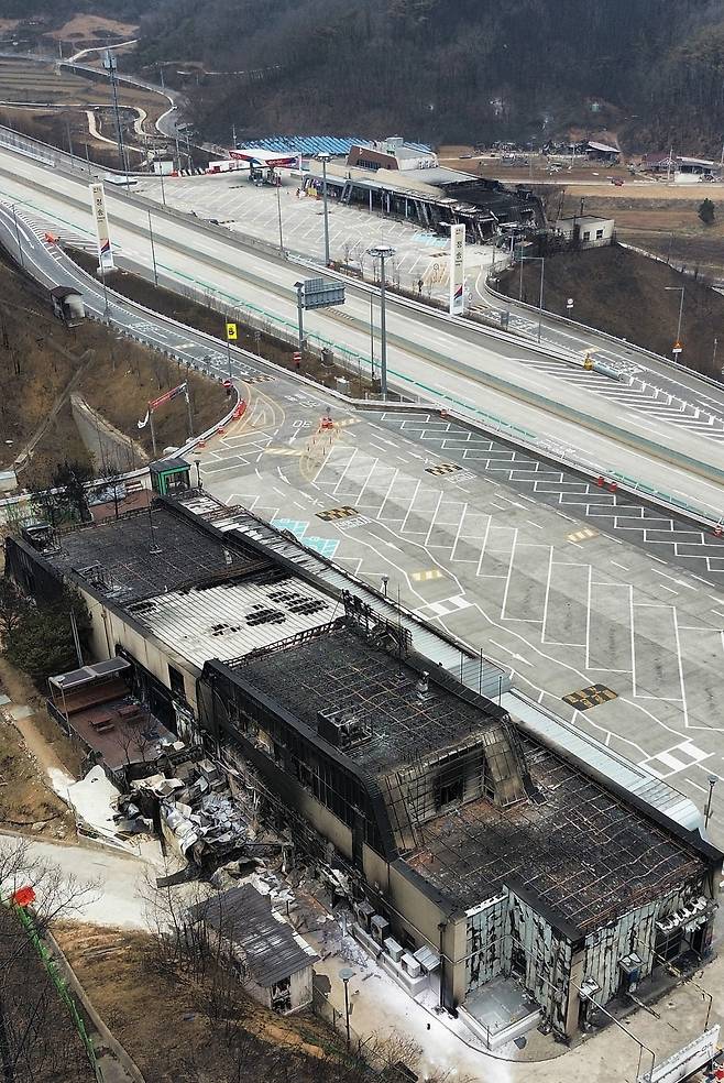 27일 경북 청송군 서산영덕고속도로 상하행선 청송휴게소에 산불이 번져 건물이 불에 타 있다. 휴게소 두 곳 모두 주유소가 있어 대형 폭발로 이어질 뻔했지만 다행히 피해를 면했다. 사진=뉴스1