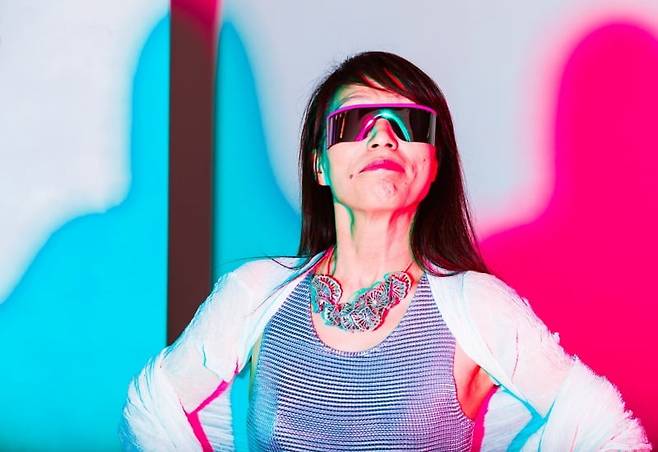 베를린에 거주하는 진은숙의 모습을 사진작가 페터 훈데르트가 담아냈다. 그는 "진은숙의 작업은 화사한 꽃, 우주의 섬광을 닮았다"고 했다.  PETER HUNDERT