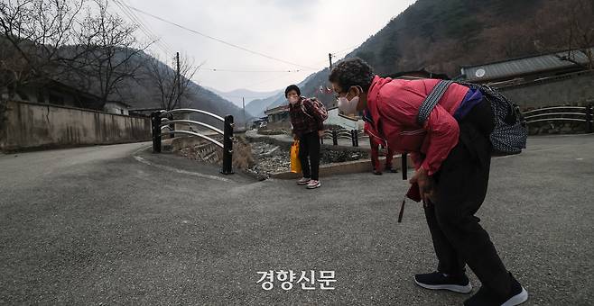 산불 엿새째를 맞은 27일 경북 안동시 길안면 송사2리에서 주민들이 대피문자를 받고 대피소로 이동하고 있다. 2025.3.27 안동 | 성동훈 기자