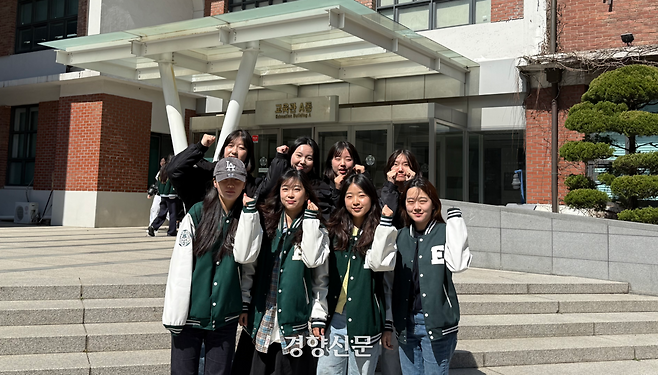 영남지역 산불 대피소 홈페이지를 만든 허지현씨 등 이화여자대학교 사회과교육과 학생들이 28일 서울 서대문구 이화여대 캠퍼스에 서있다. 허씨 제공