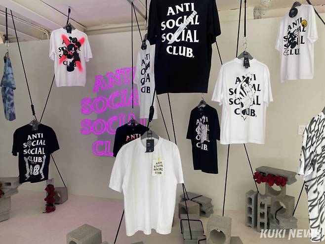 서울 압구정동에서 28일 열린 ‘안티소셜소셜클럽’ 팝업스토어 내부에 전시된 티셔츠. 심하연 기자