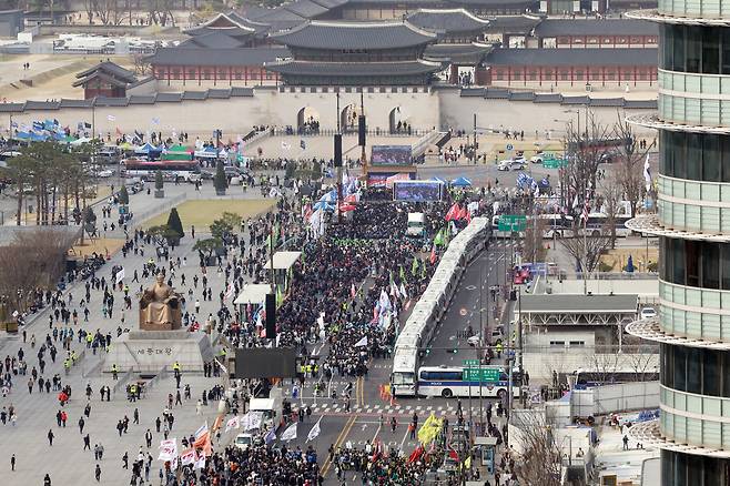전국민주노동조합총연맹(민주노총)이 윤석열 대통령에 대한 헌법재판소의 탄핵심판 선고일 지정을 촉구하며 총파업에 돌입한 27일 서울 종로구 광화문광장 방향으로 민주노총 조합원들이 행진하고 있다. 연합뉴스