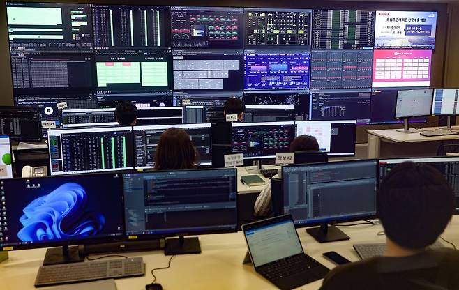 직원들이 지난 4일 서울 영등포구 넥스트레이드 사무실에서 업무를 보고 있다. 연합뉴스