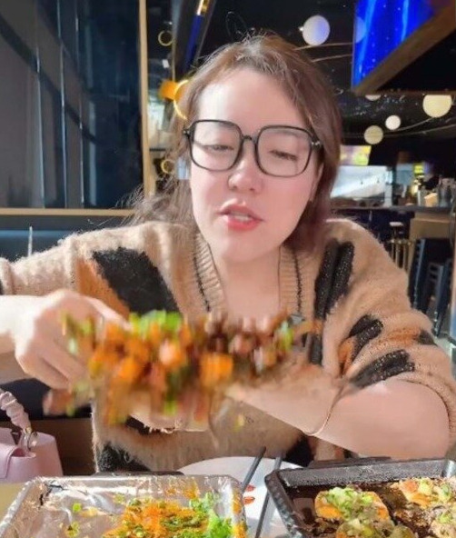 중국에서 3500만명의 구독자를 지난 여자 먹방 스타 량웨이센이 자신의 정체가 남자라고 밝혔다. 사진은 먹방 하는 량웨이센의 모습. [사진 출처 = 웨이보]