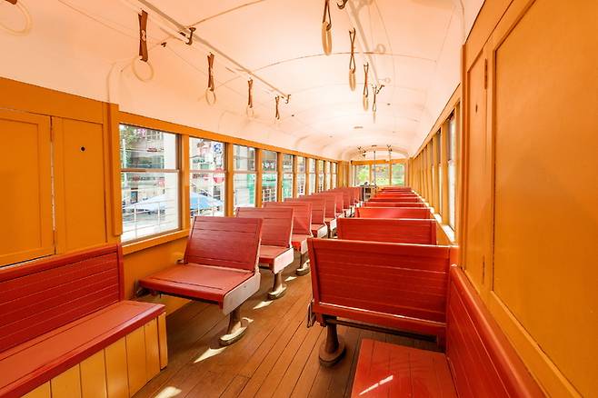 1950년대 부산에서 운행하던 전차 내부. [동아대]