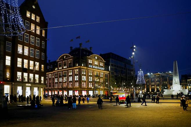 네덜란드 경찰이 암스테르담 담 광장 인근에서 흉기를 휘둘러 5명을 다치게 한 남성을 검거했다. 사진은 지난해 12월13일 담 광장의 모습. /사진=로이터