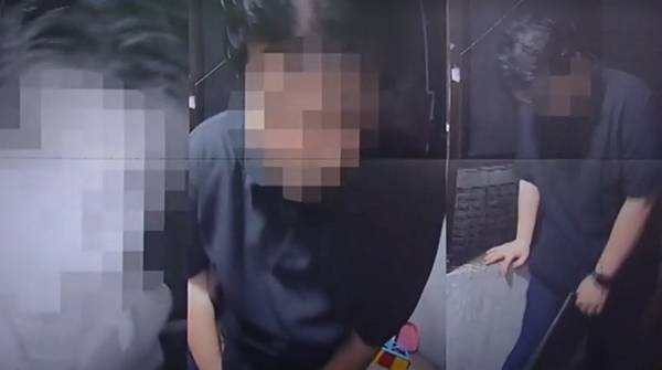 한 여성이 집주인의 손자인 30대 남성에게 음란행위와 주거침입을 당했다. 사진은 30대 여성인 제보자 현관문 앞에서 음란행위를 하는 남성의 모습. /사진=JTBC '사건반장' 캡처