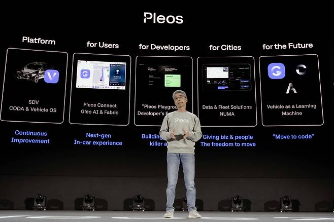 송창현 현대차·기아 AVP본부장(사장)이 28일 서울 코엑스에서 열린 현대차그룹 개발자 컨퍼런스 'Pleos 25'에서 자율주행 담당 AI Atria(아트리아)를 선보였다. /사진=현대차그룹