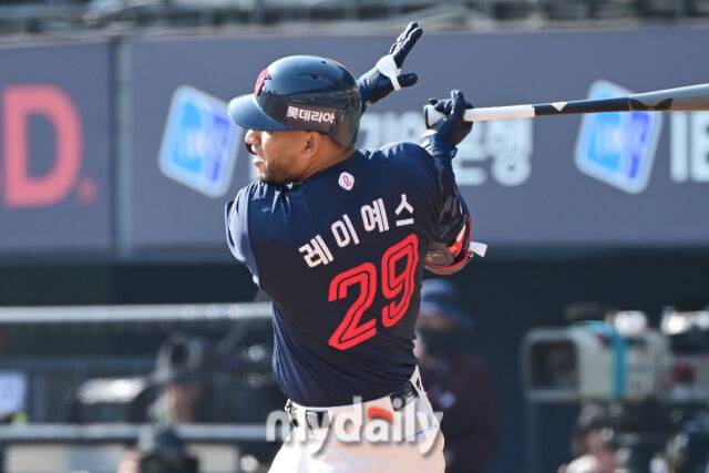 22일 서울 잠실야구장에서 열린 '2025 신한 SOL BANK KBO리그' 롯데 자이언츠와 LG 트윈스 개막전 경기. 롯데 레이예스가 5회초 2사에 타격을 하고 있다./마이데일리