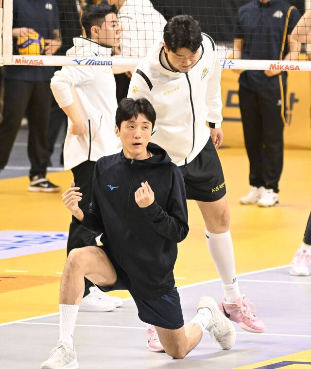 곽승석과 인사 나누는 나경복 / KOVO