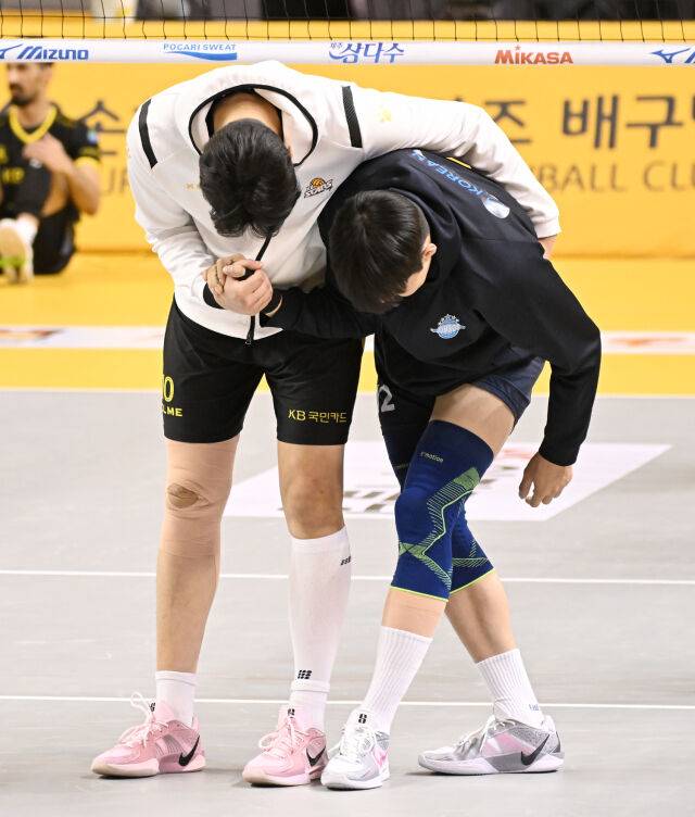 나경복과 조재졍이 재미있는 모습을 보이고 있다. / KOVO