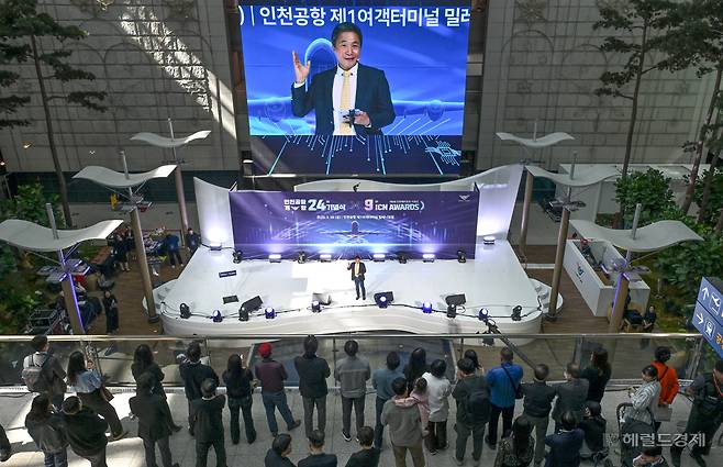 이학재 인천국제공항공사 사장이 28일 오후 인천국제공항 제1터미널에서 열린 인천공항 개항 24주년 기념식 및 항공 AI 혁신허브 비전 선포식에서 미래 비전 발표를 하고 있다.  영종도=임세준 기자